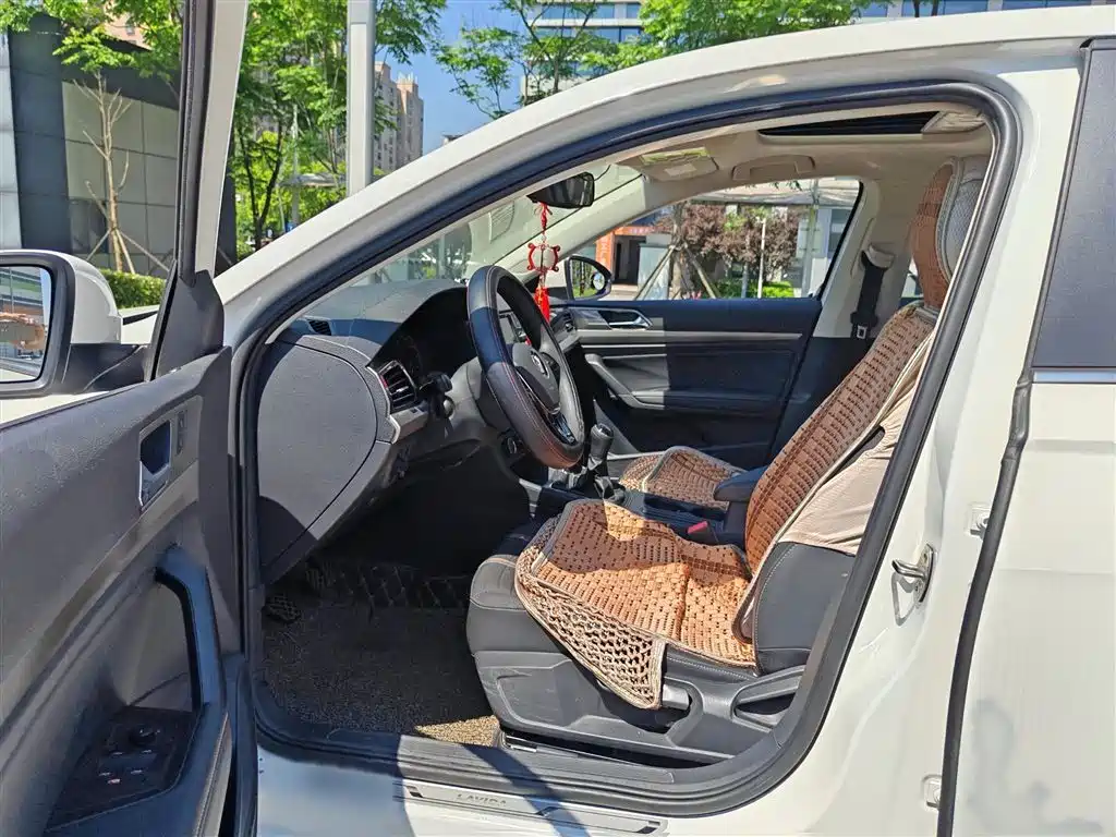 Volkswagen Lavida 2018 1.5L Manual Comfort Edition China V фото 14