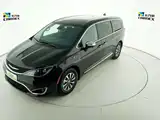 Фото 2 - Chrysler Pacifica PHEV