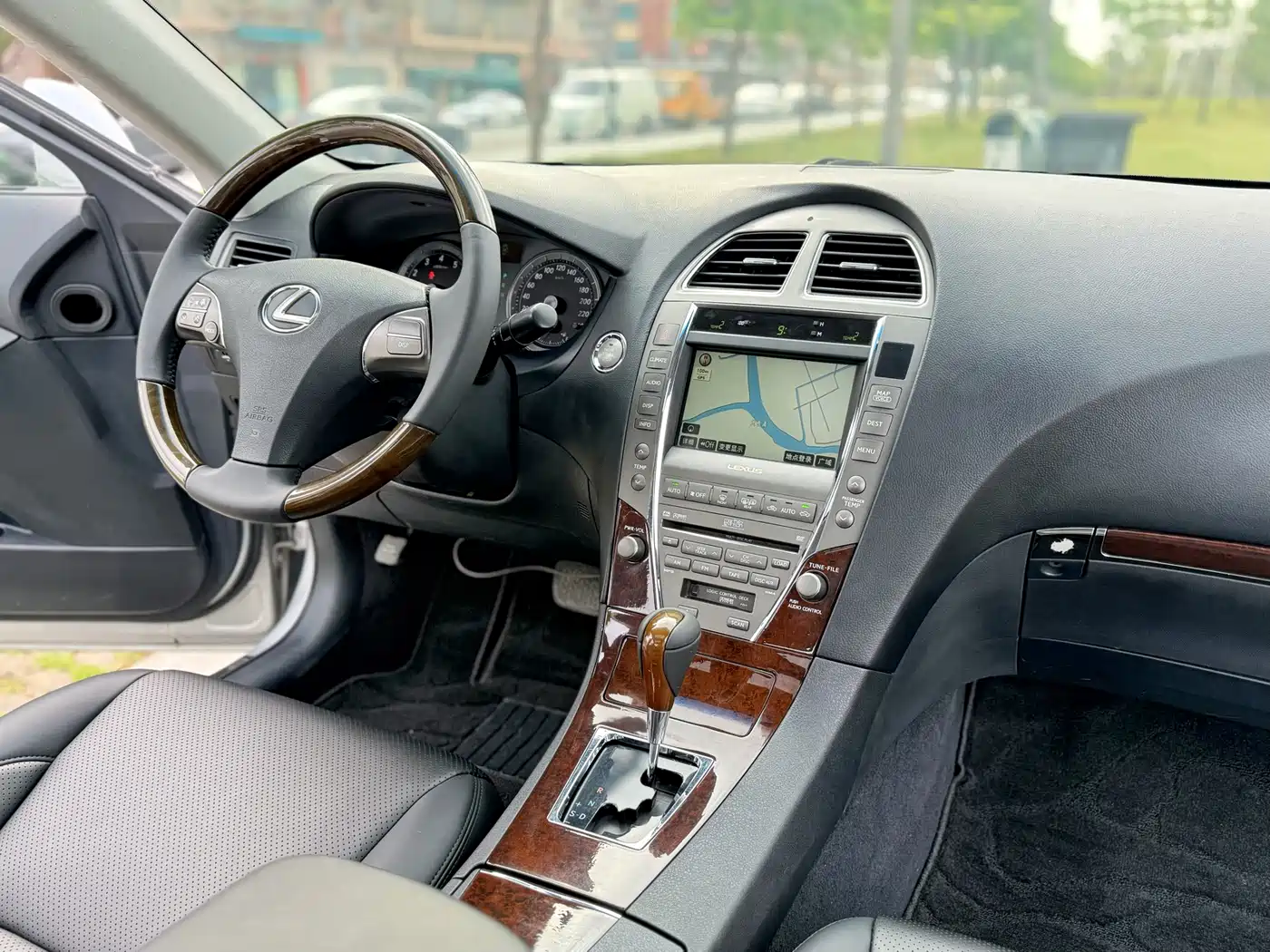 Фото 7 - Lexus ES