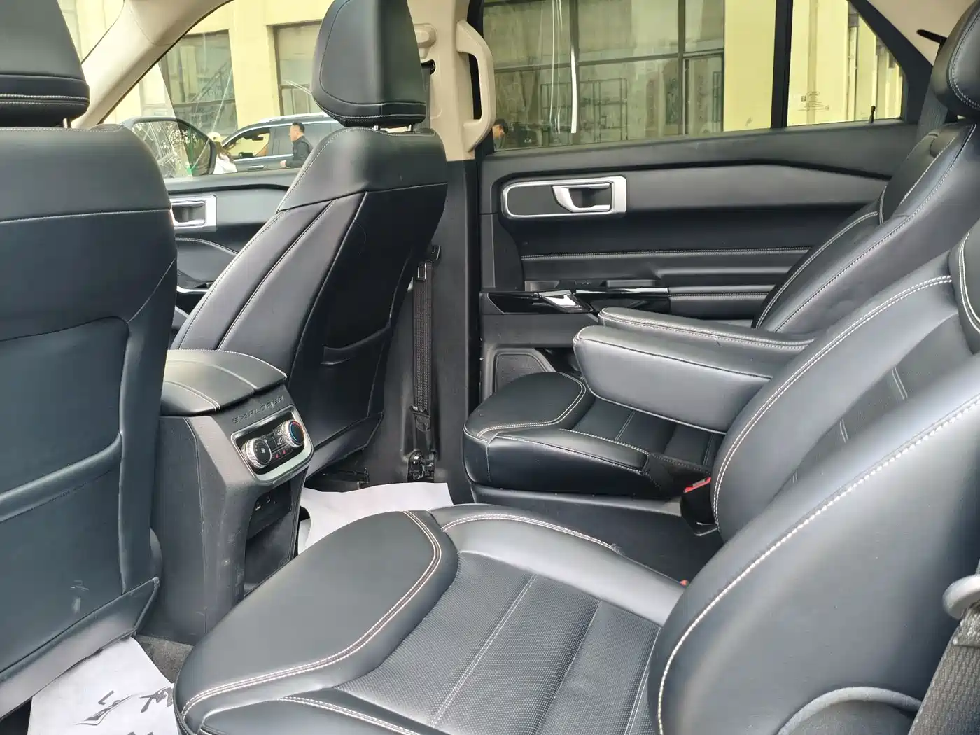 Фото 6 - Ford Explorer