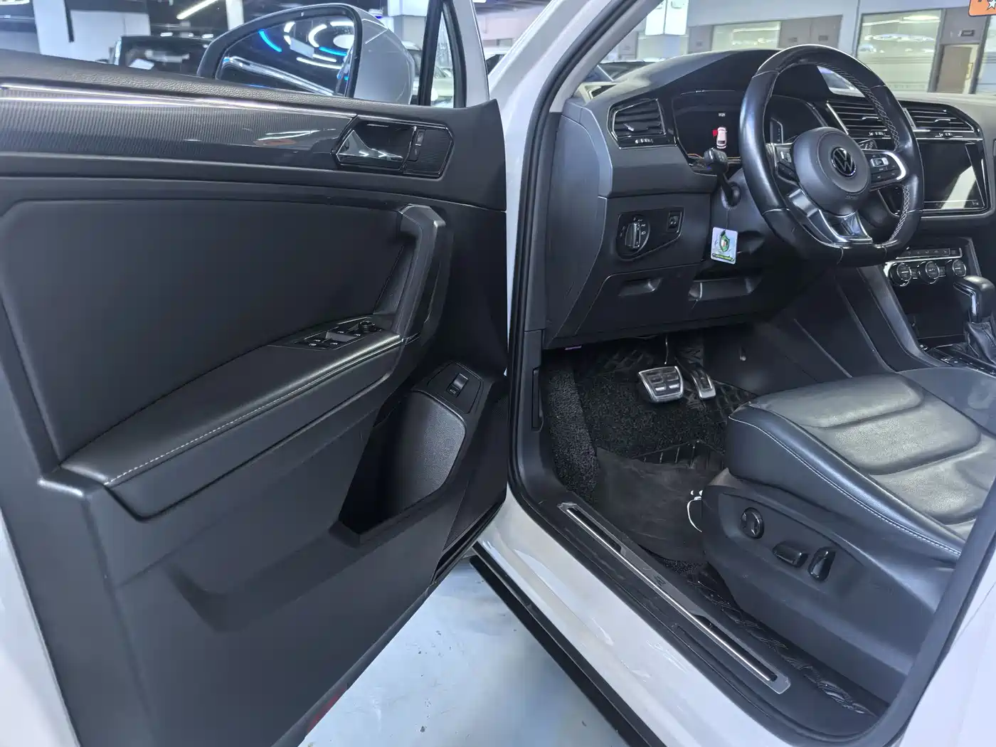 Volkswagen Tiguan L 2021 330TSI Automatic 2WD R-Line Premium фото 4