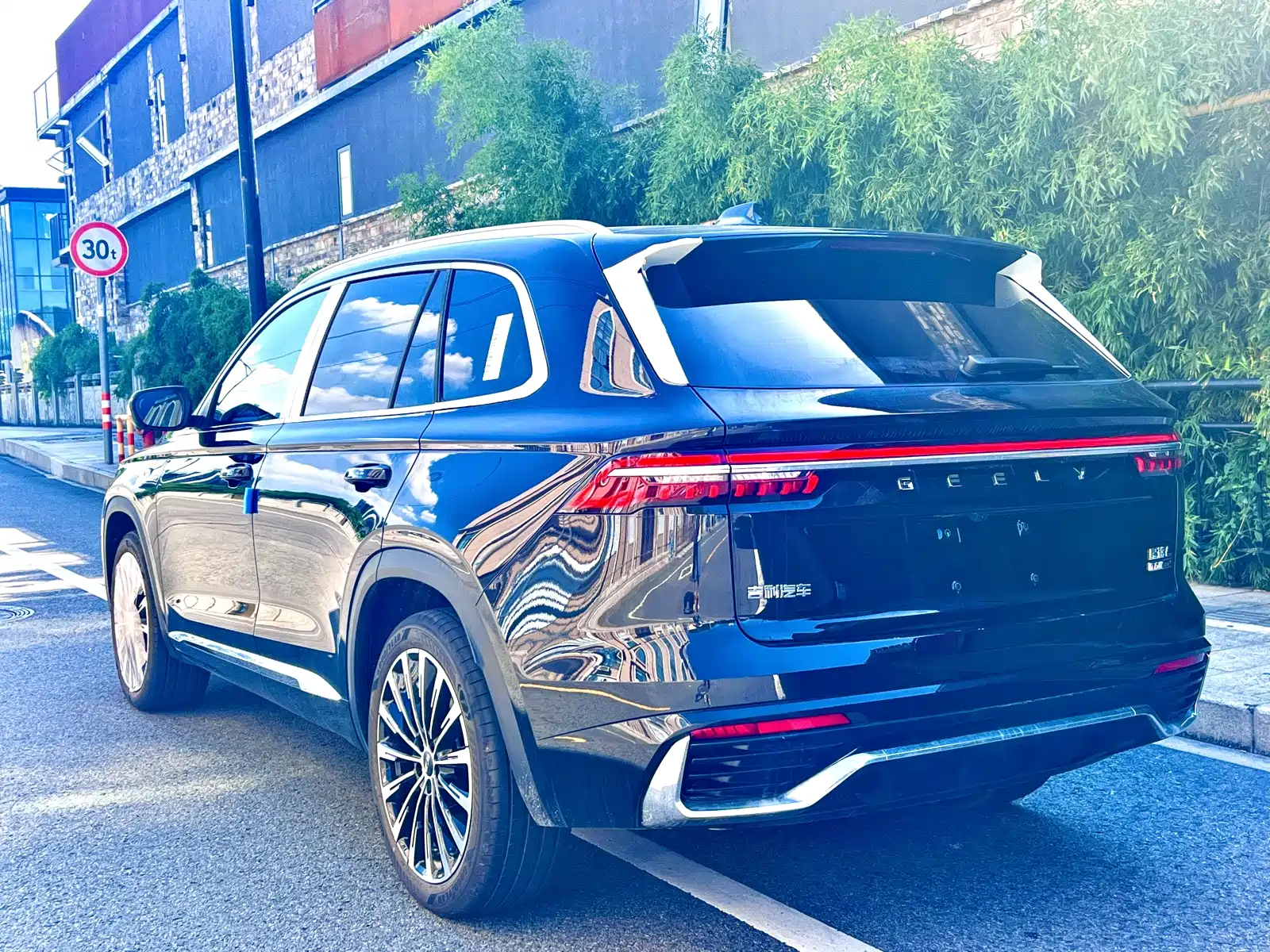 Фото 7 - Geely Monjaro