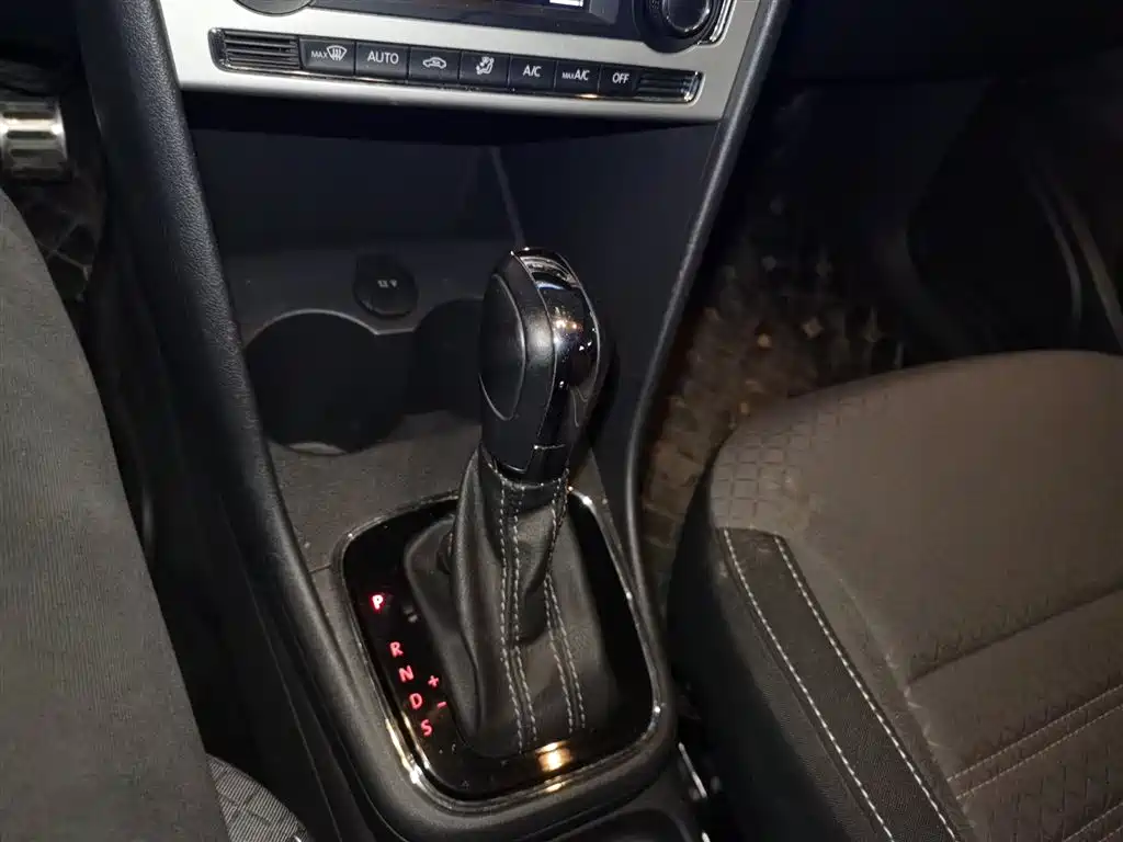 Volkswagen Polo 2018 1.5L Cross Polo Auto фото 10