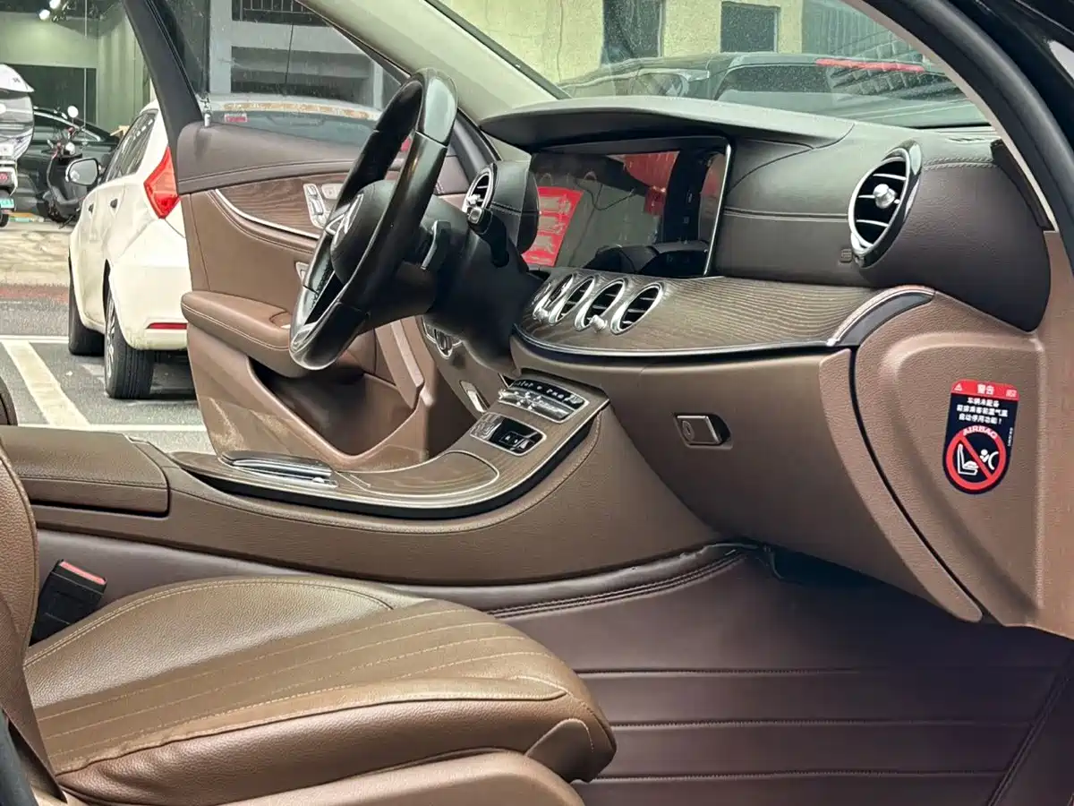 Фото 5 - Mercedes-Benz E-Class