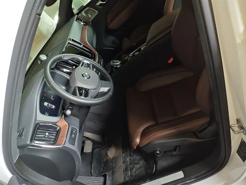 VOLVO XC60 PLUG-IN HYBRID