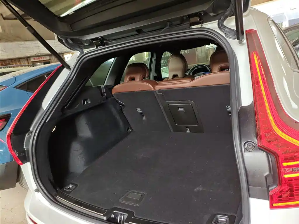 VOLVO XC60 PLUG-IN HYBRID