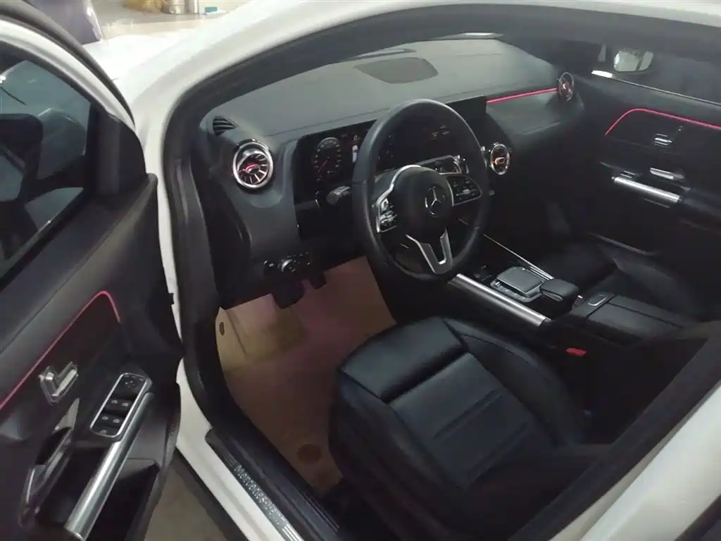 MERCEDES-BENZ GLA
