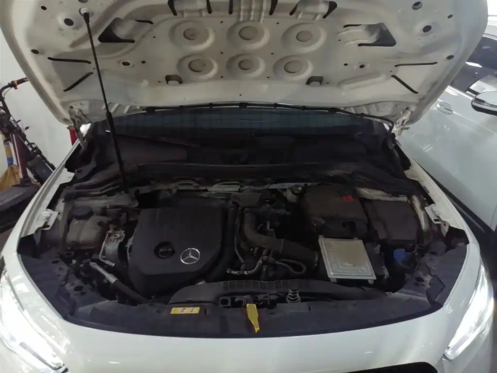 MERCEDES-BENZ GLA
