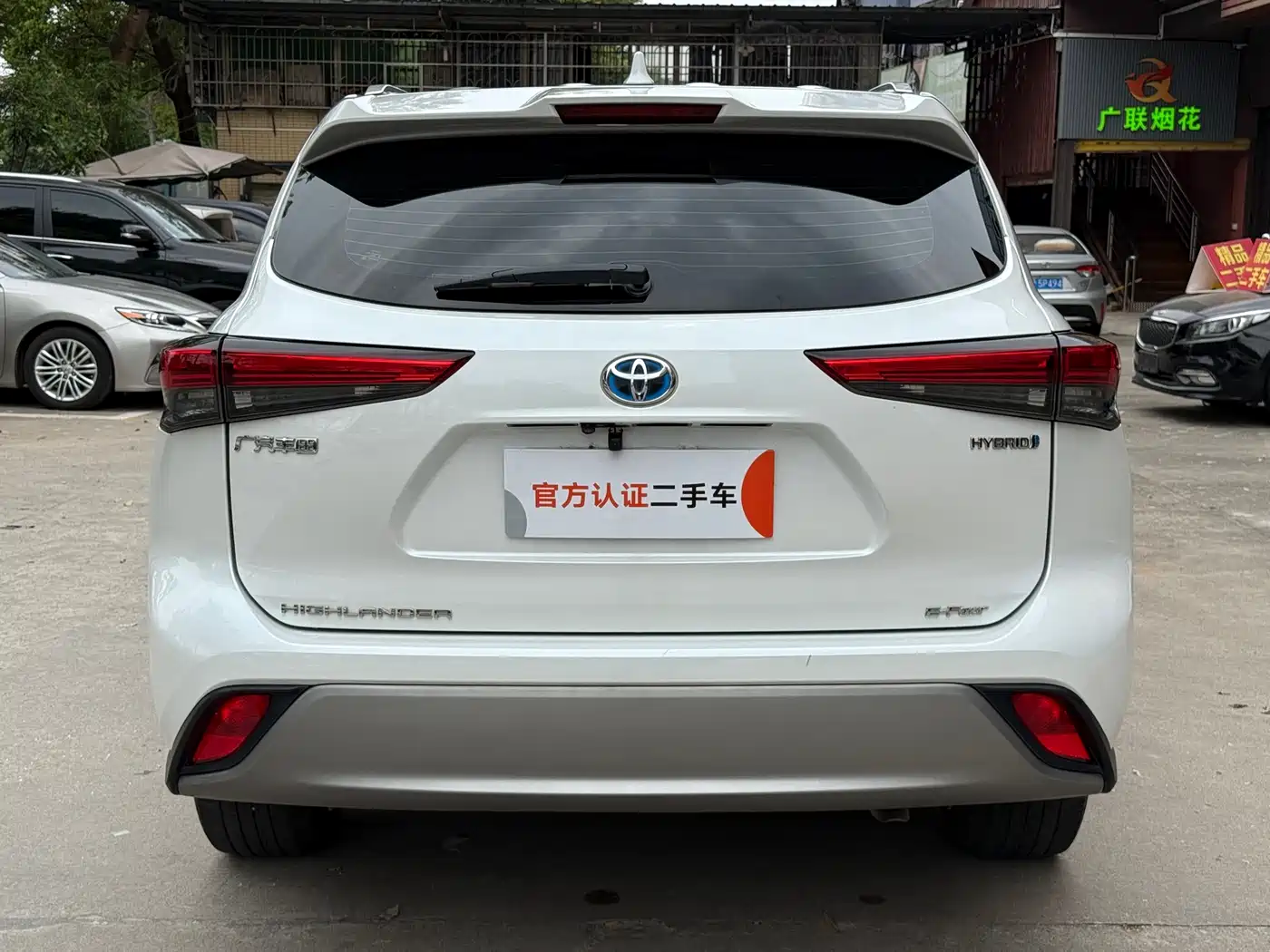 Toyota Highlander 2023 2.5L Smart Hybrid Dual Engine AWD Luxury 7-Seater фото 4