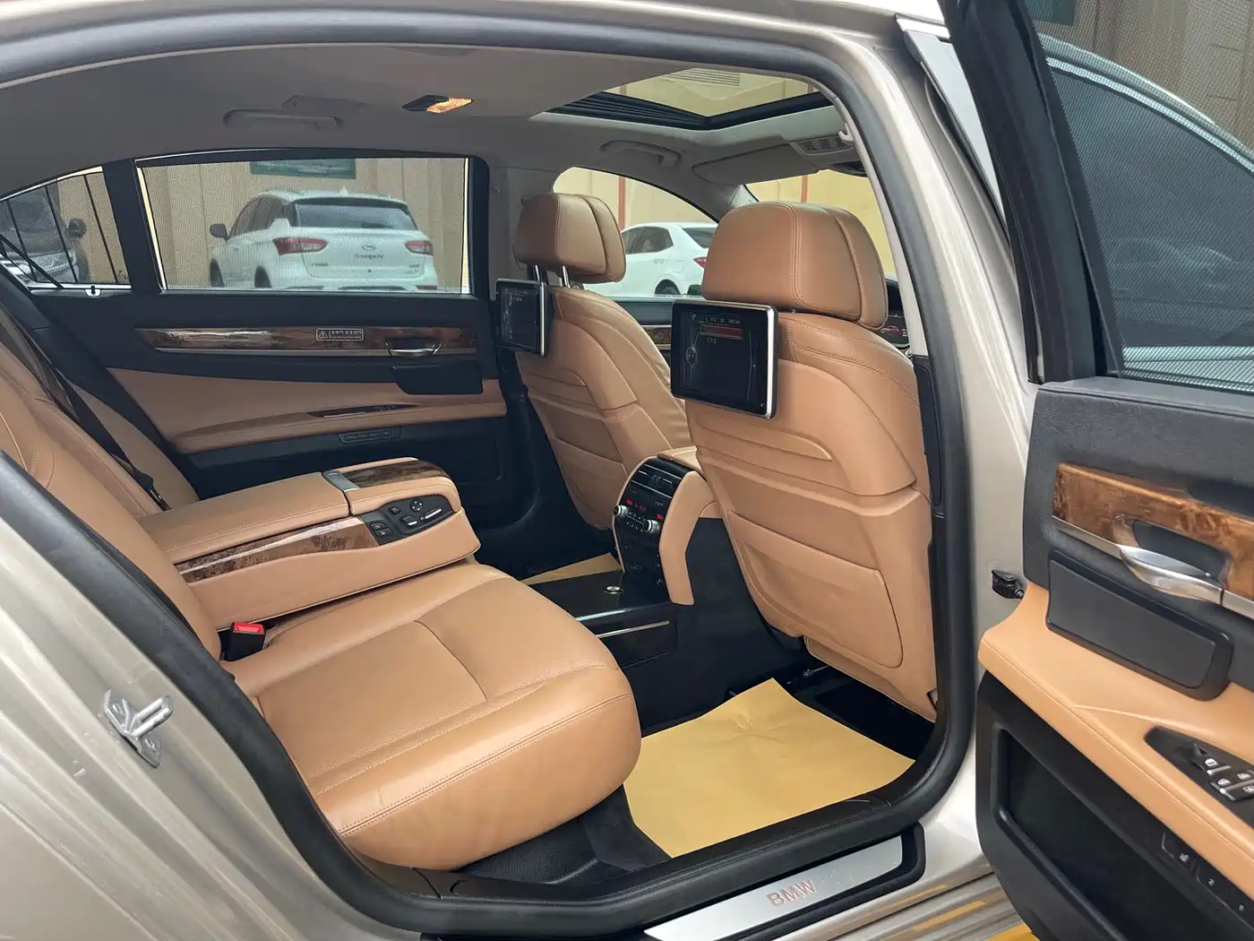 BMW 7 Series 2013 Model 740Li Luxury фото 12