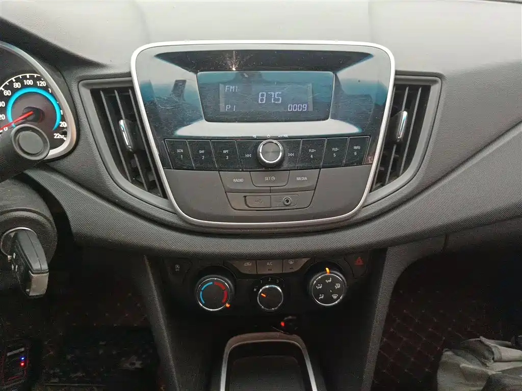 Chevrolet Cavalier 2016 1.5L Manual Enjoyment Edition фото 9
