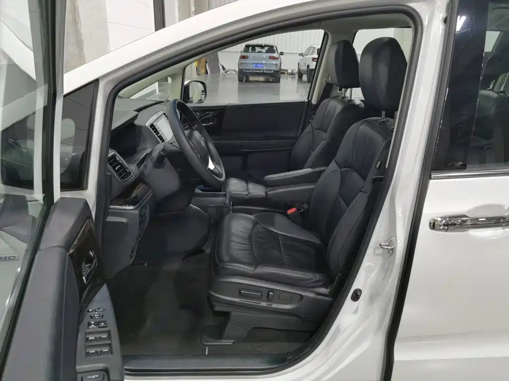 Фото 10 - Honda Odyssey
