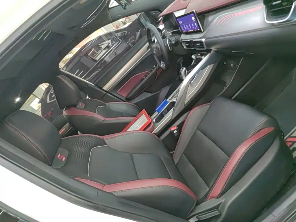 Фото 25 - Geely Coolray