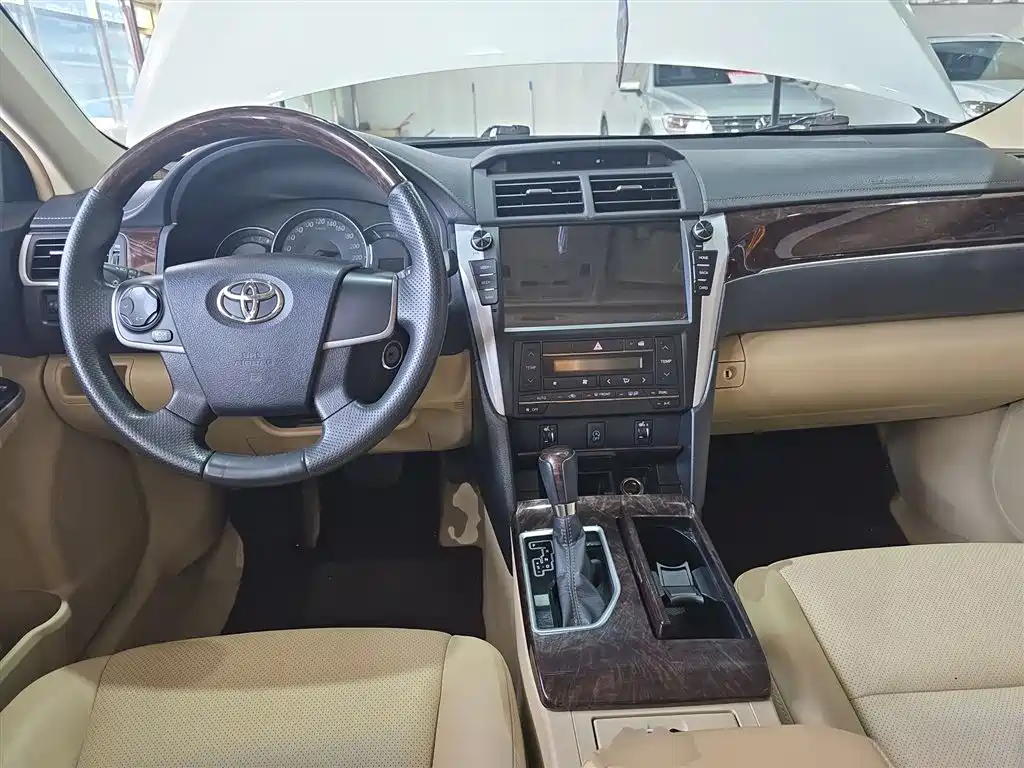 Toyota Camry 2016 2.0G 10th Anniversary Leading Edition фото 10
