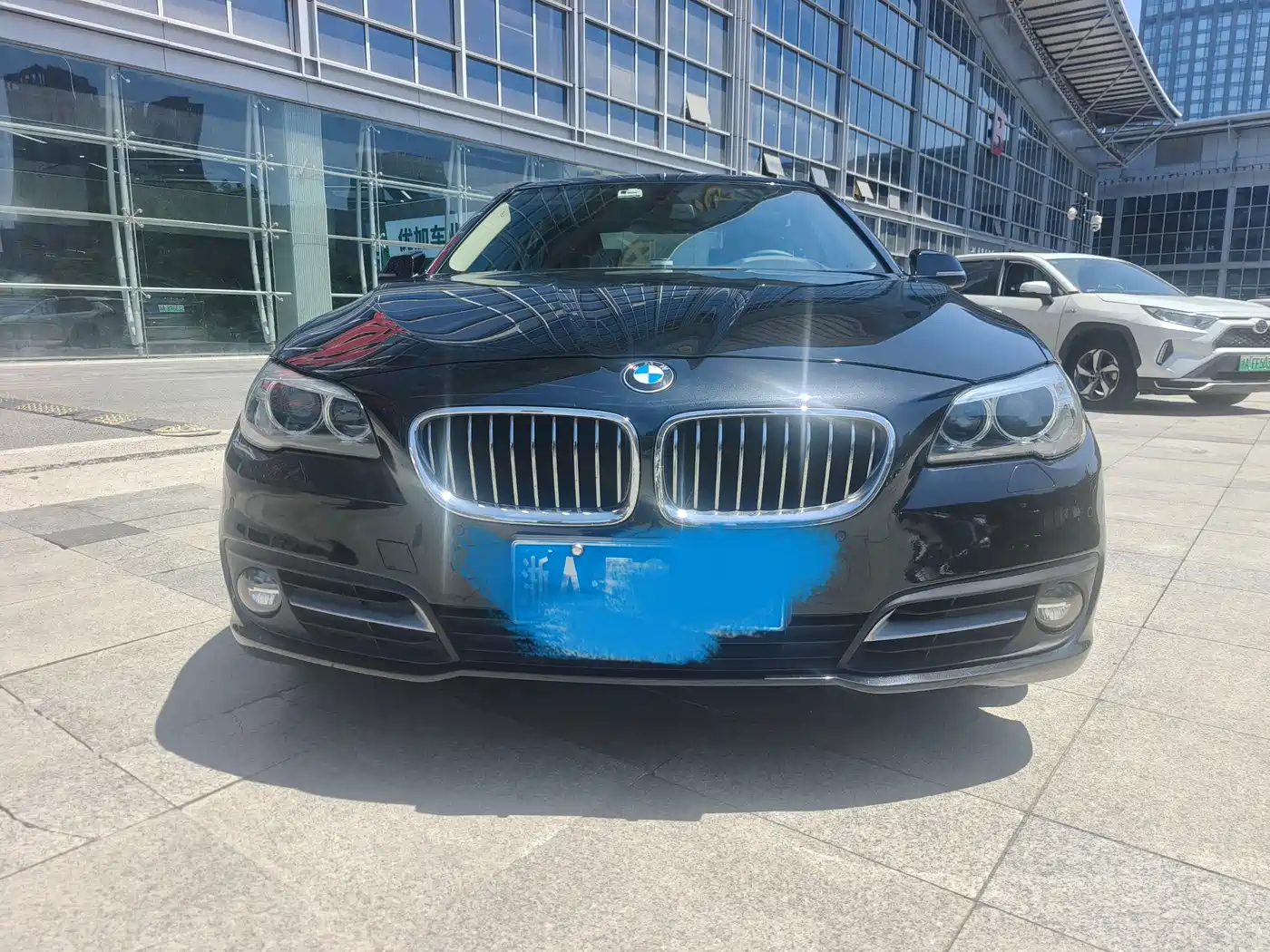 BMW 5 Series 2014 525Li Leading фото 2