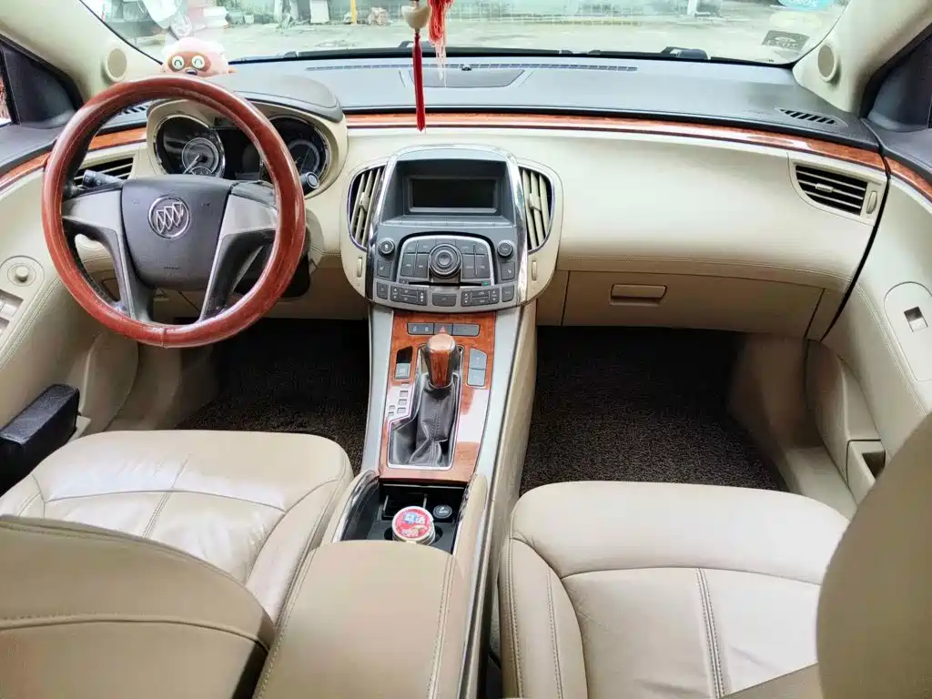 Photo 12 - Buick LaCrosse