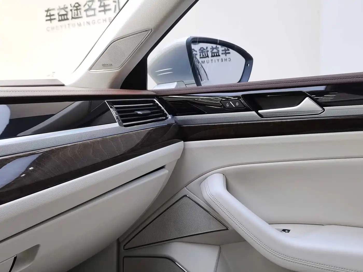 Volkswagen Phideon 2016 380TSI 2WD Executive Edition фото 15