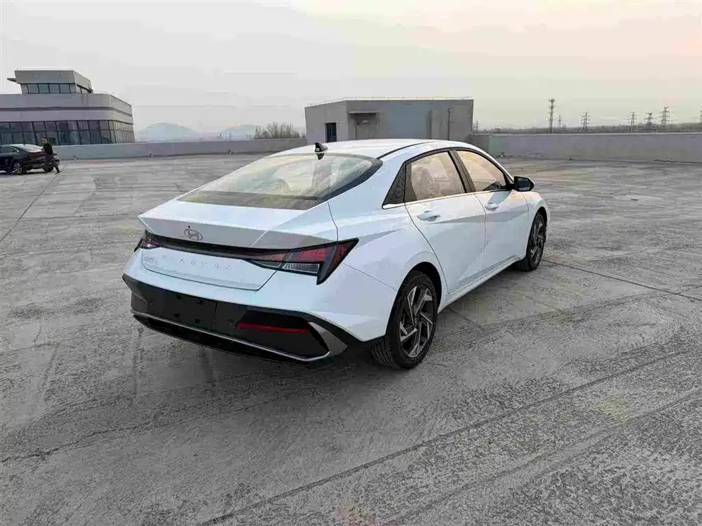 Photo 9 - Hyundai Elantra