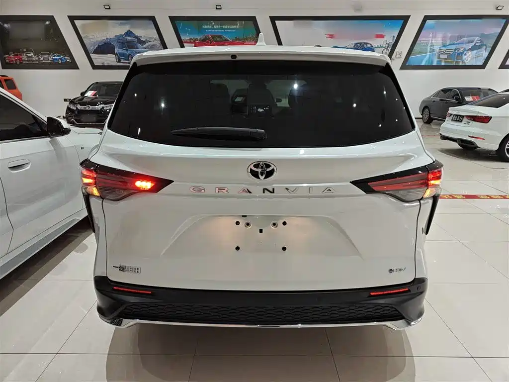 Toyota Granvia 2024 2.5L Hybrid Comfort фото 4
