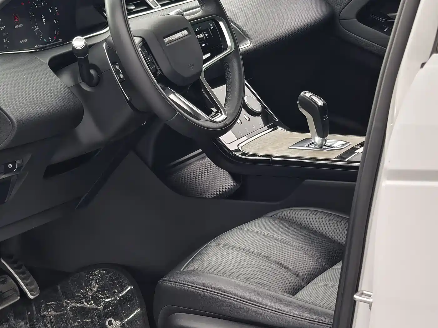 Land Rover Range Rover Evoque 2021 Range Rover Evoque L 249PS R-Dynamic First Edition Launch Edition фото 4