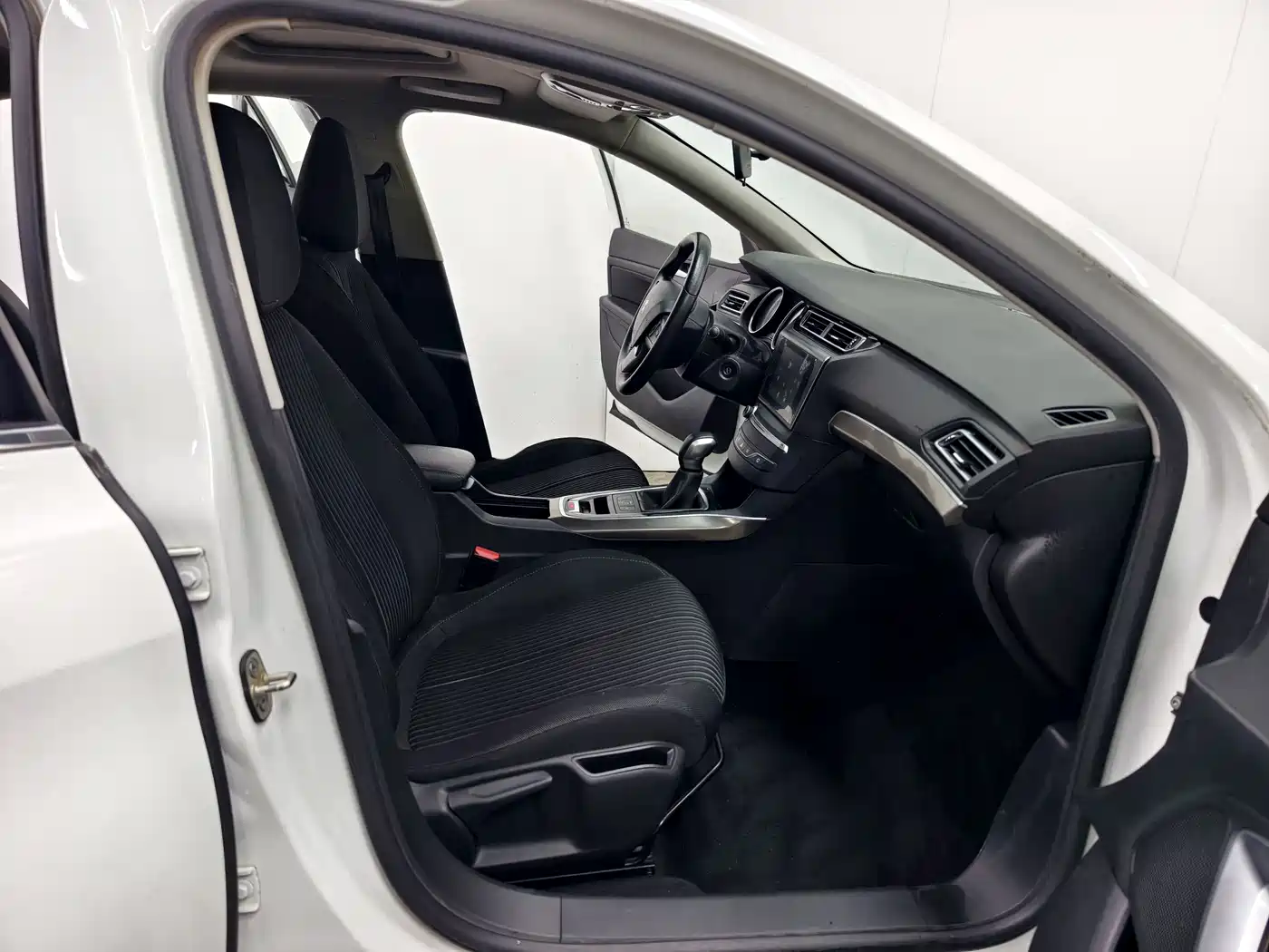 Peugeot 408 2016 1.6T Automatic Luxury Edition фото 14