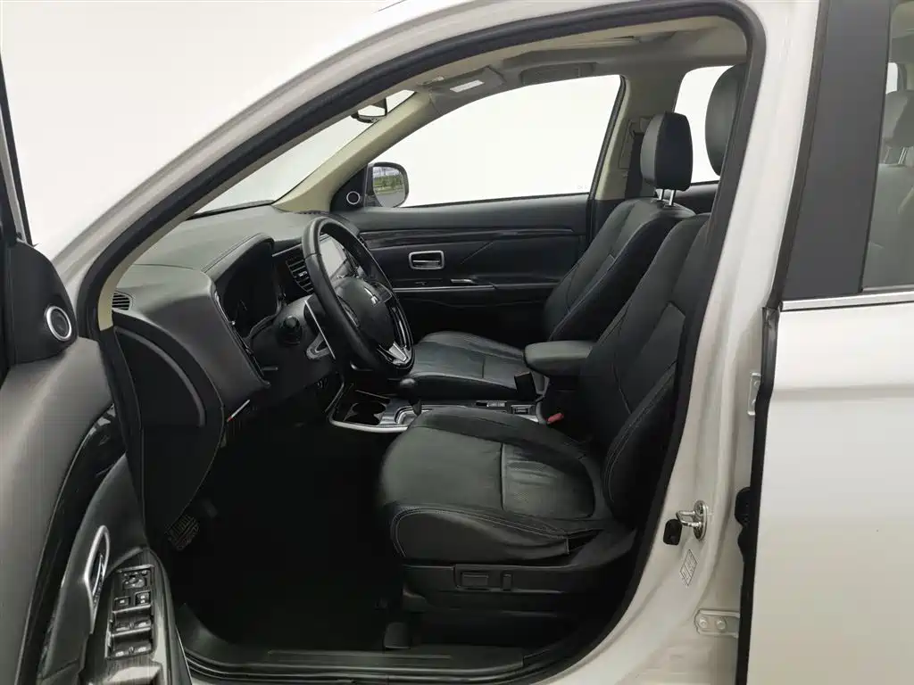 Mitsubishi Outlander 2018 2.4L 4WD Luxury Edition 7-seater фото 10