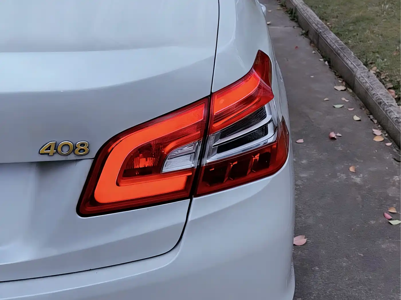 Peugeot 408 2014 1.8L Automatic Luxury Edition фото 7