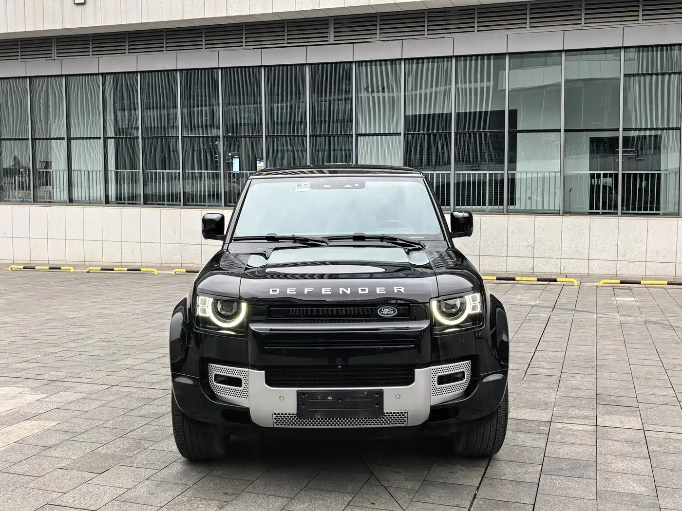 Land Rover Defender 2022 Model 90 3.0T P400 XS фото 2