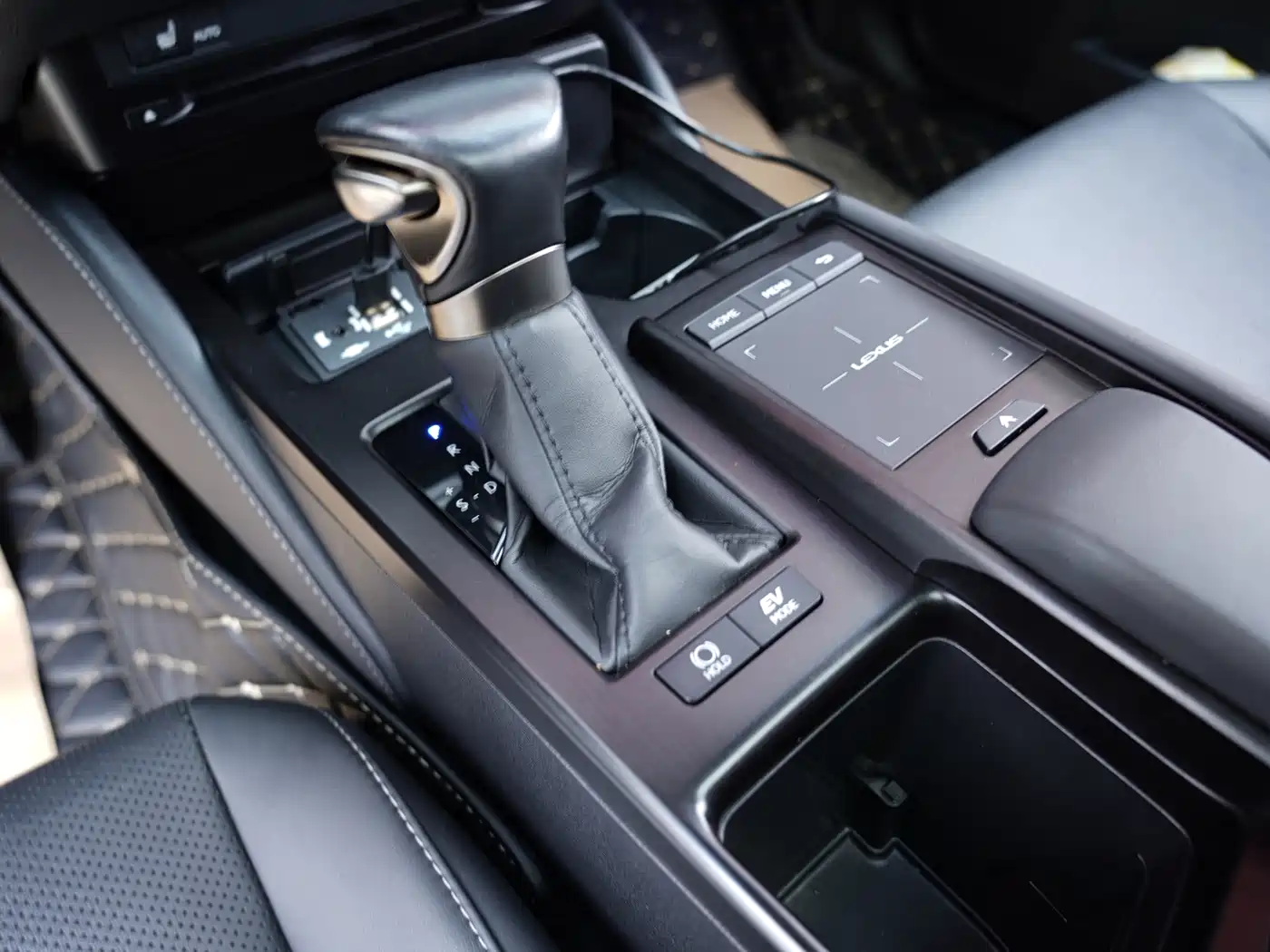 Lexus ES 2021 300h Excellence Edition фото 15