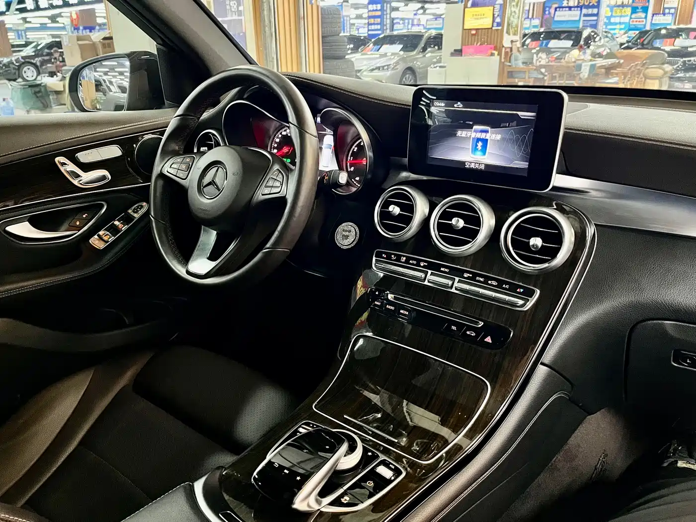 Mercedes-Benz GLC 2018 Facelift GLC 260 4MATIC Luxury фото 16