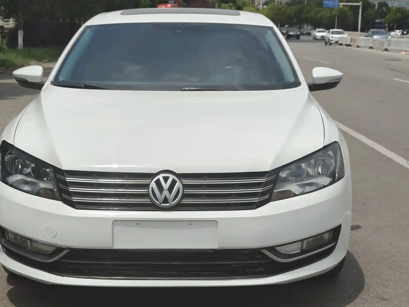 Volkswagen Passat 2015 1.8TSI DSG Honor Edition фото 2