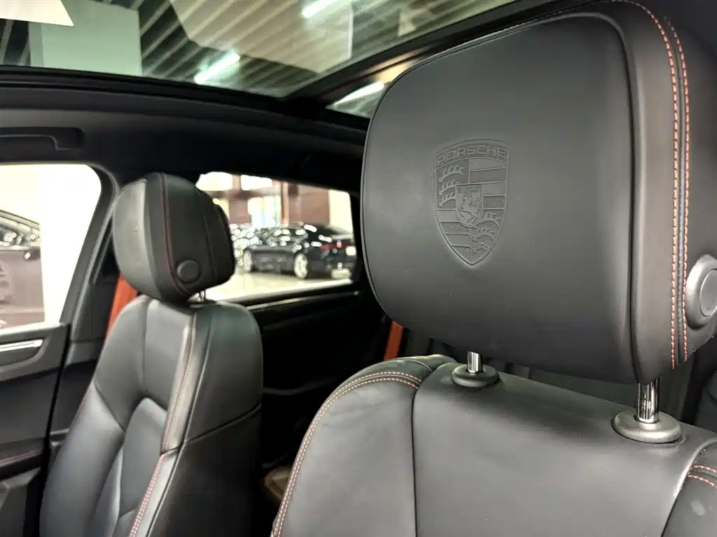 PORSCHE MACAN