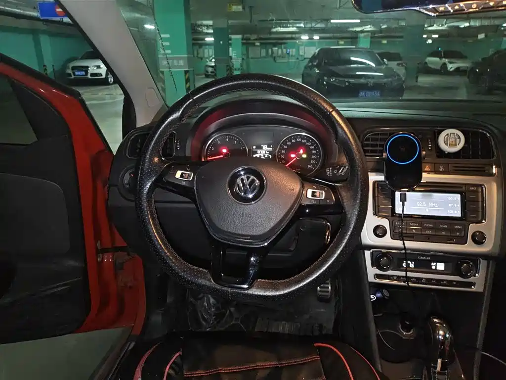 Volkswagen Polo 2014 1.6L Cross Polo Automatic фото 3