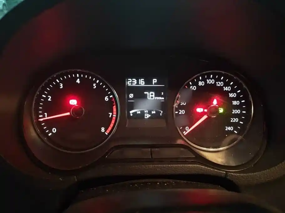 Volkswagen Polo 2014 1.6L Cross Polo Automatic фото 15