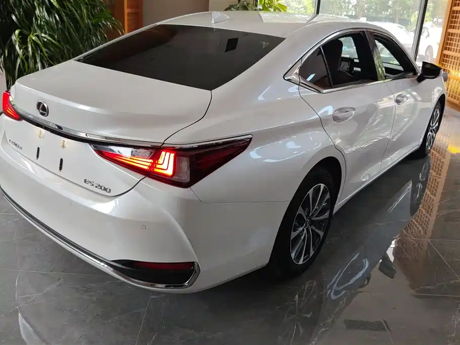 Lexus ES 2023 200 Excellence Edition фото 3