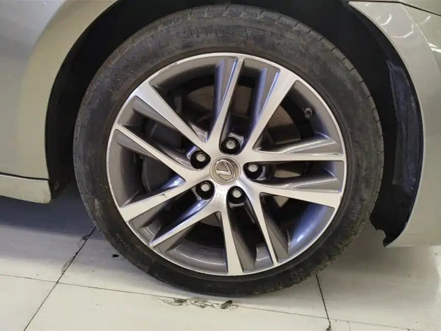 Lexus IS 2017 300 Leading Edition фото 6