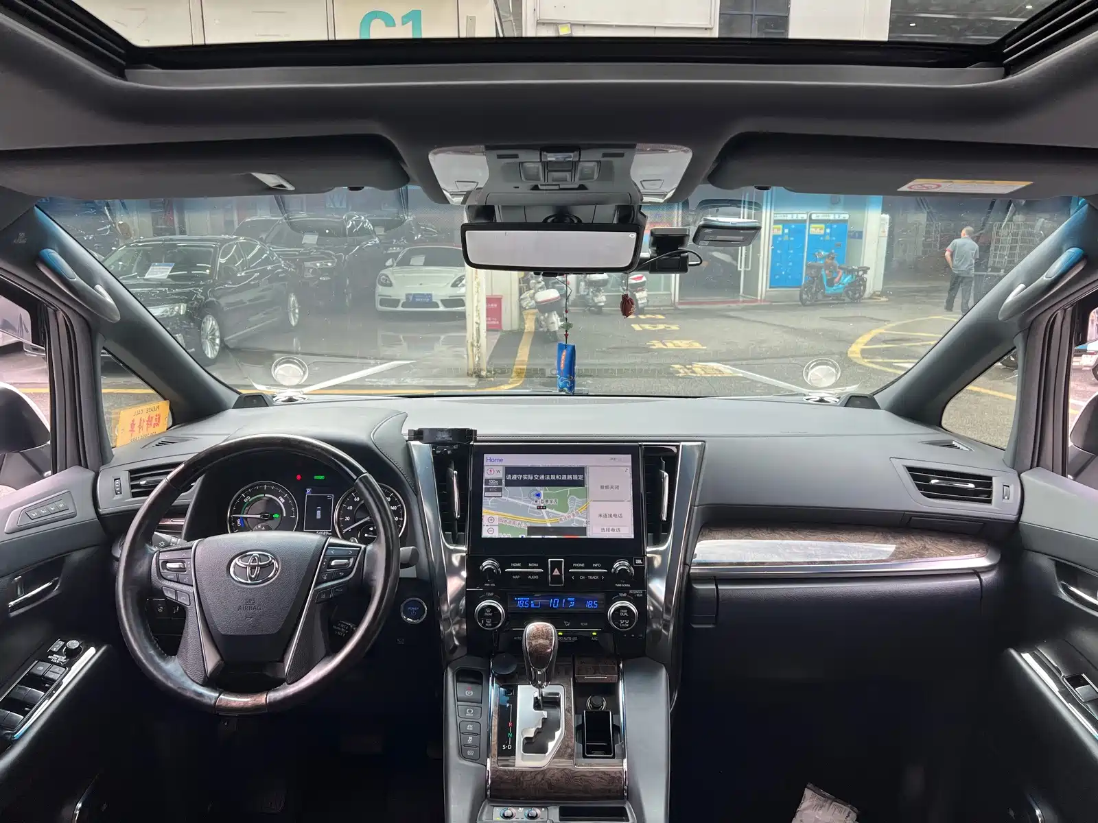 Фото 14 - Toyota Vellfire