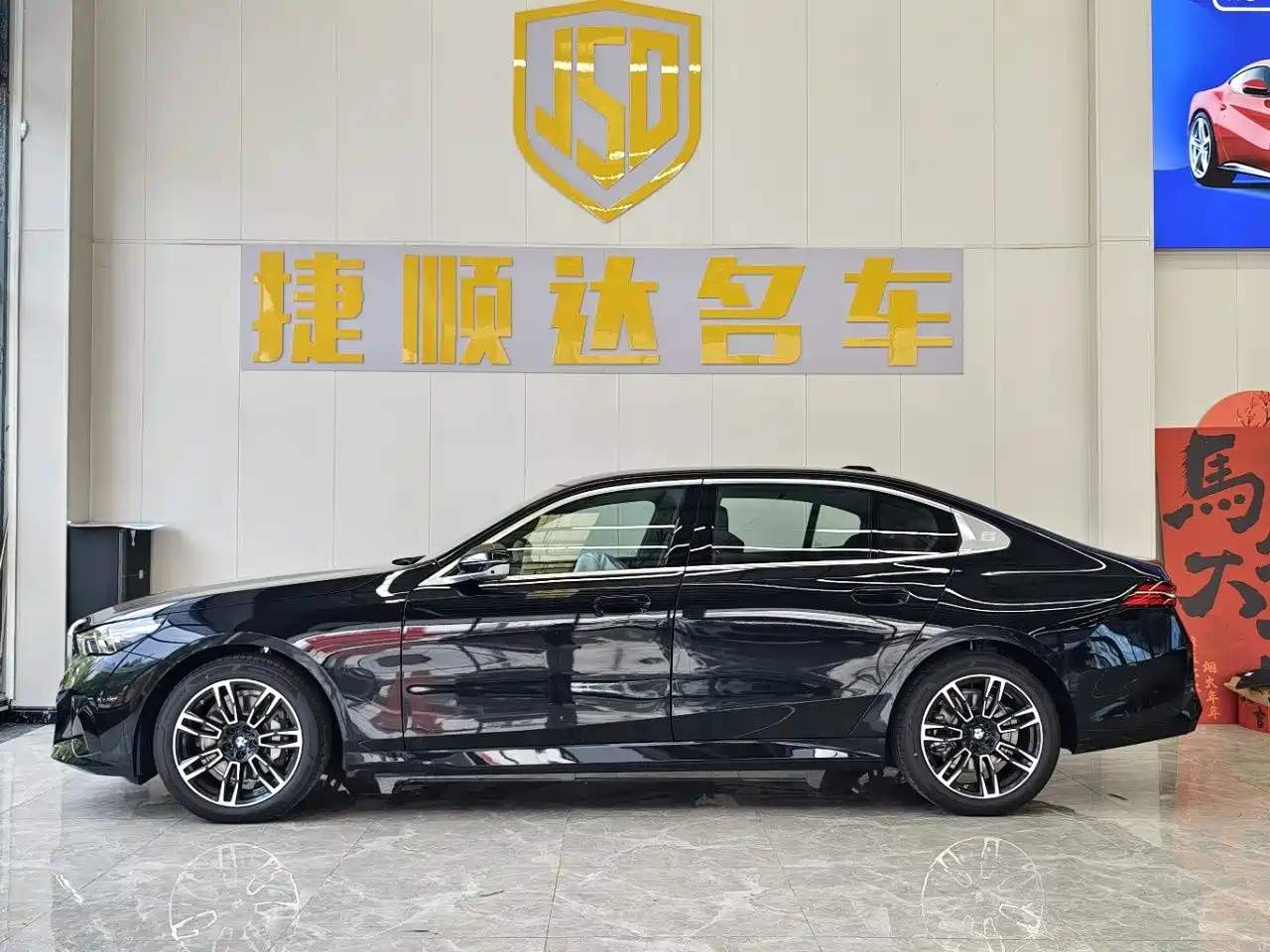 BMW 5 Series 2026 530Li Leading M Sport Package фото 3