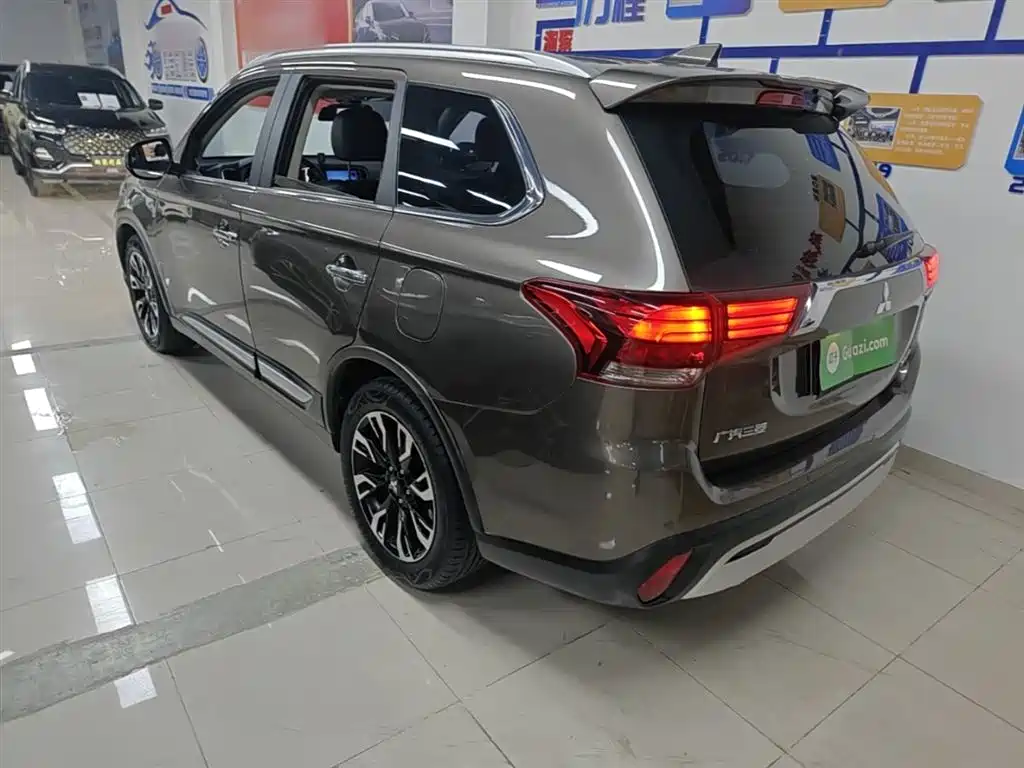 Mitsubishi Outlander 2019 2.4L 2WD Premium Edition 5-seater China V фото 5