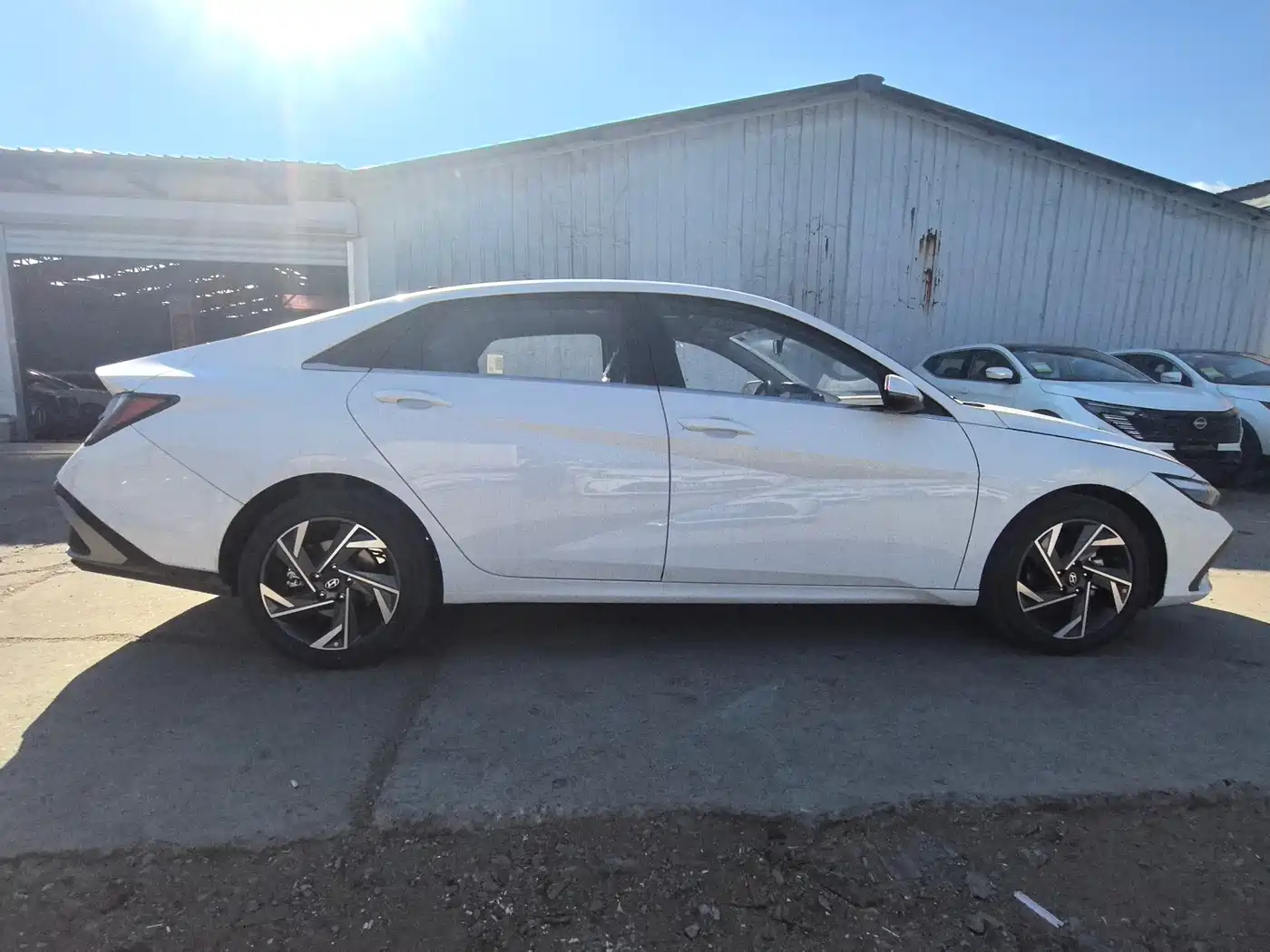Hyundai Elantra 2023 Model 1.5L CVT LUX Premium Edition фото 6