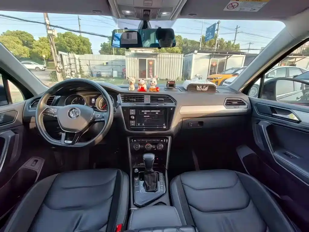 Photo 5 - Volkswagen Tiguan L