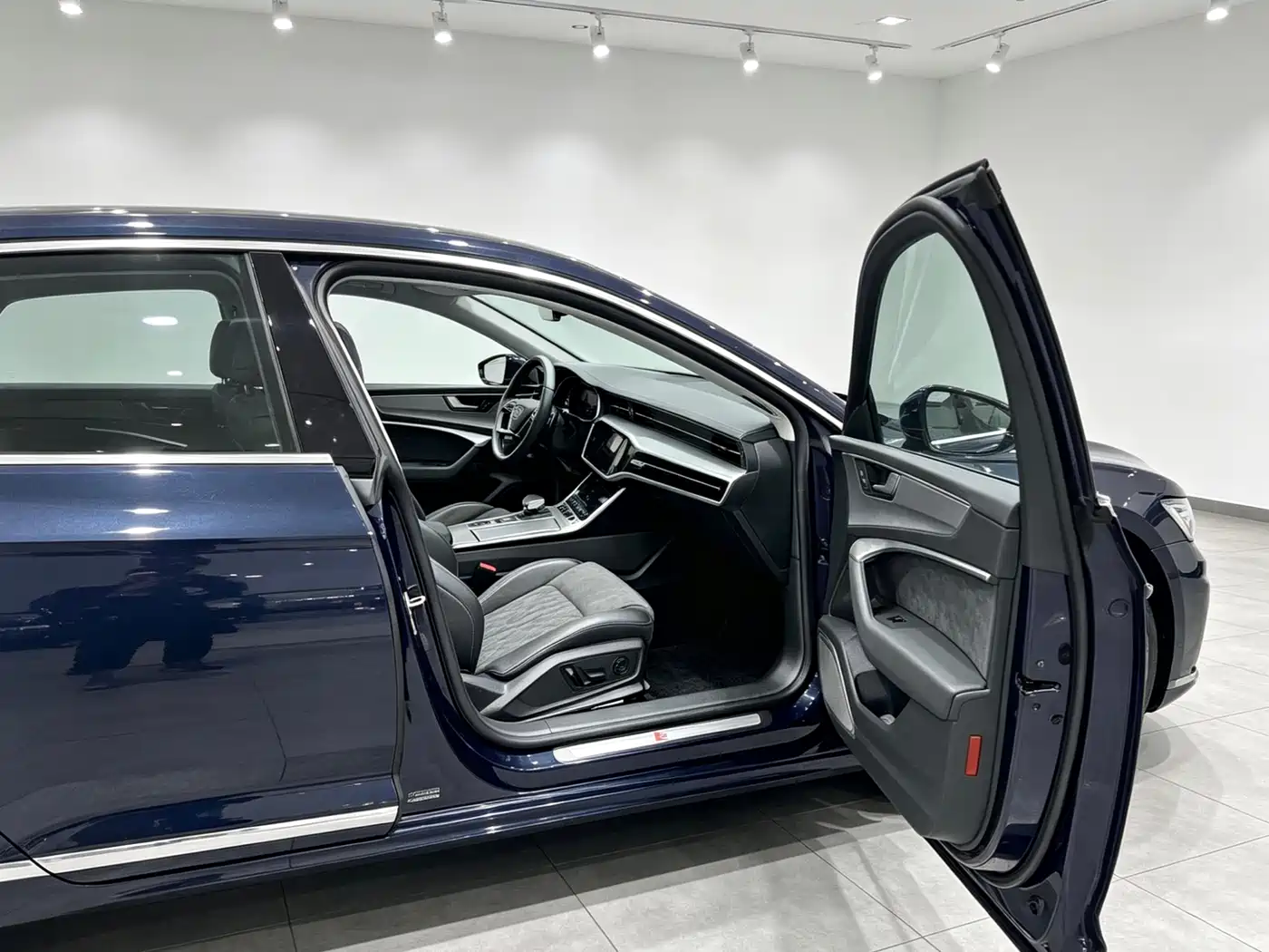 Audi A7L 2024 45TFSI quattro S-line Vision Edition Crystal Package фото 7
