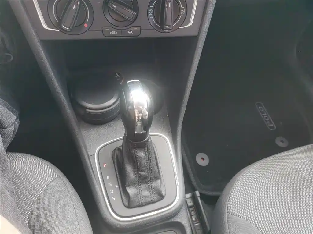 Volkswagen Polo 2014 1.6L Automatic Comfort Edition фото 10