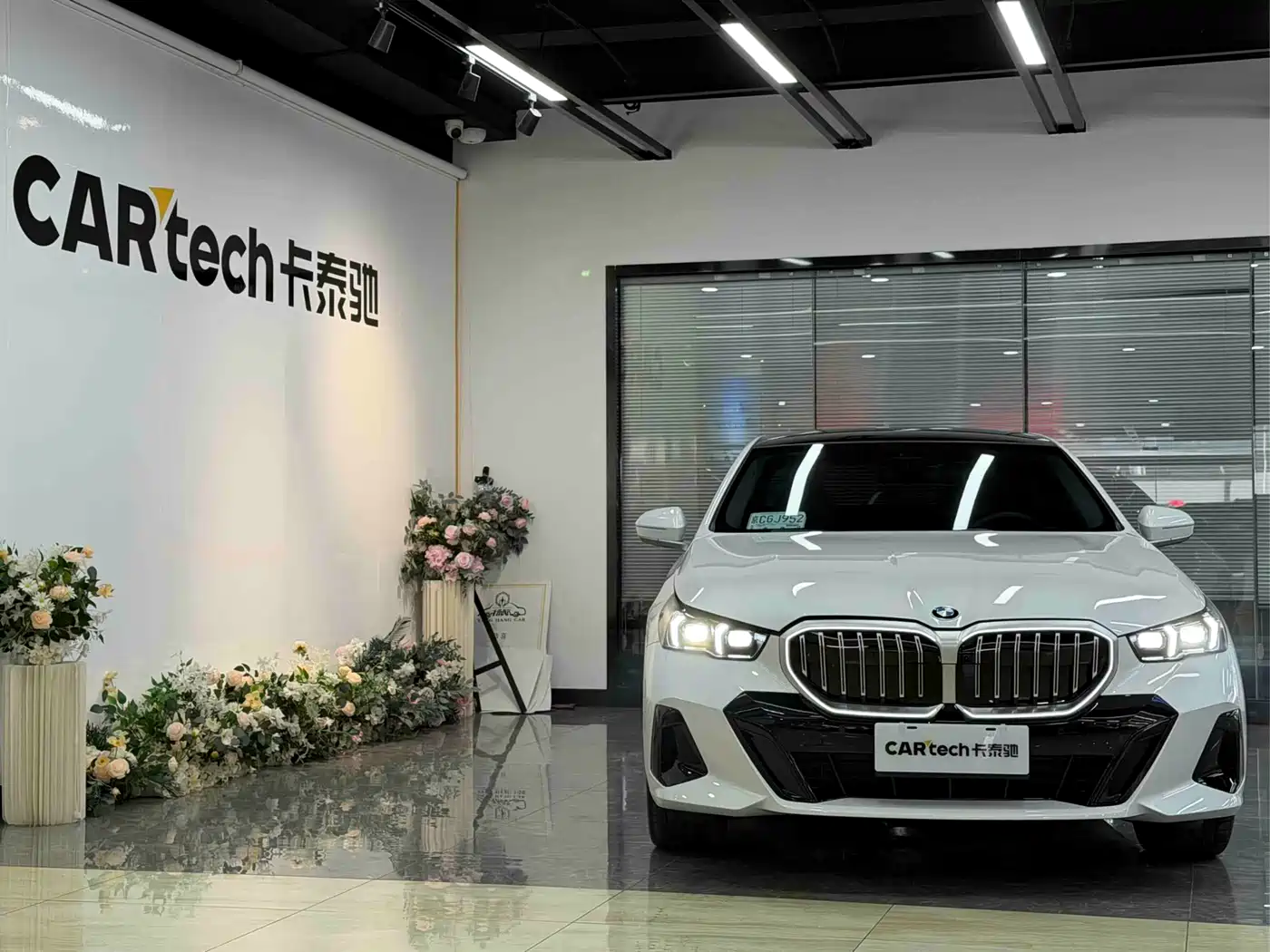 BMW 5 Series 2026 530Li Leading M Sport Package фото 3