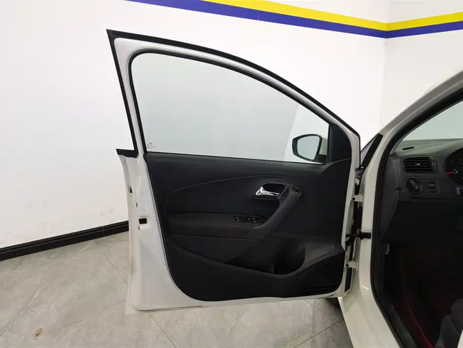 Volkswagen Polo 2016 1.4L Automatic Trend фото 7