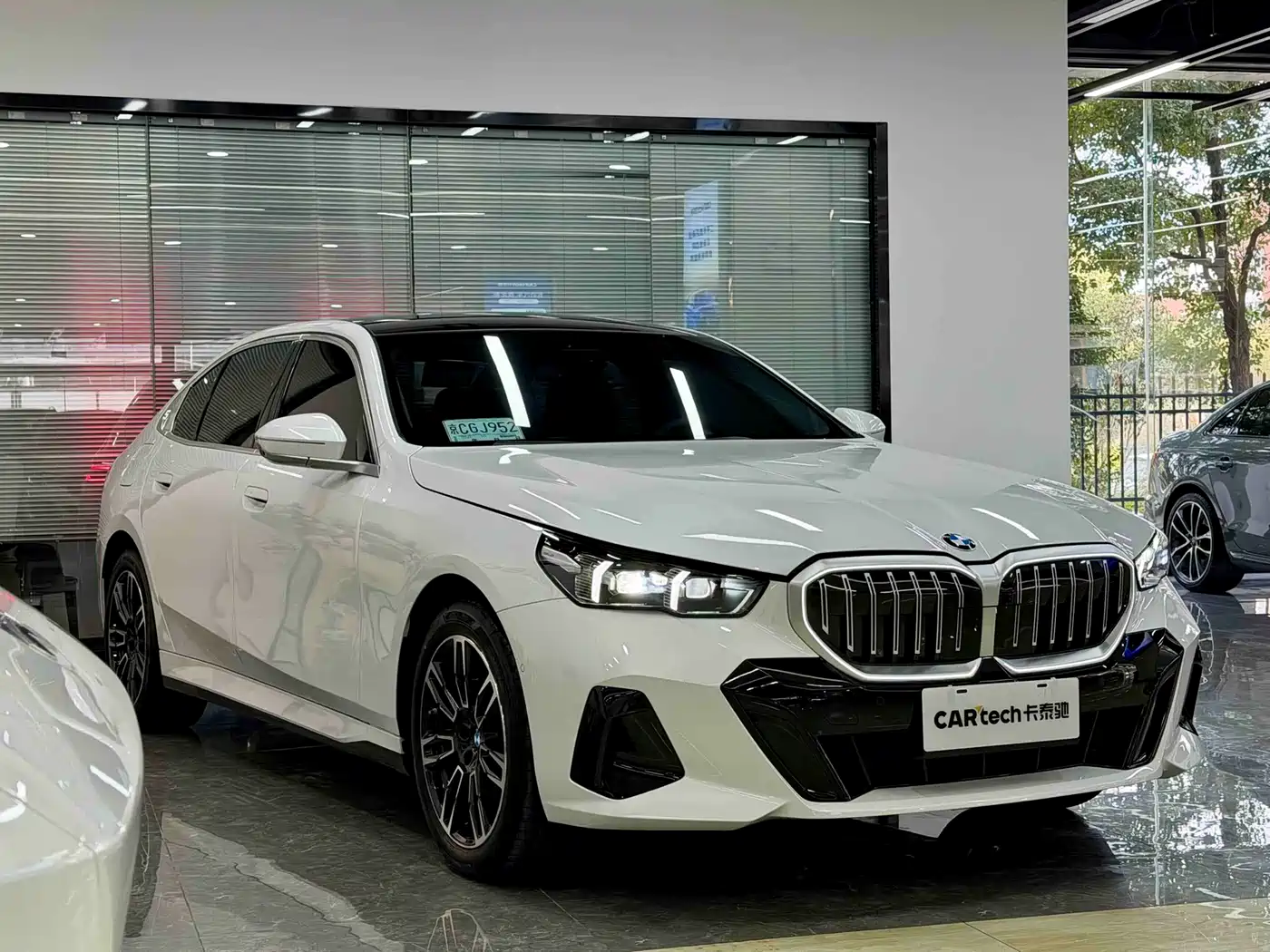 BMW 5 Series 2026 530Li Leading M Sport Package фото 2