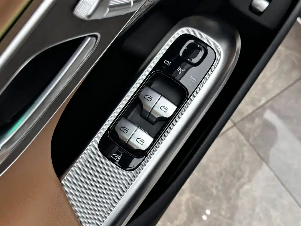 Mercedes-Benz E-Class 2025 E 300 L Luxury фото 16
