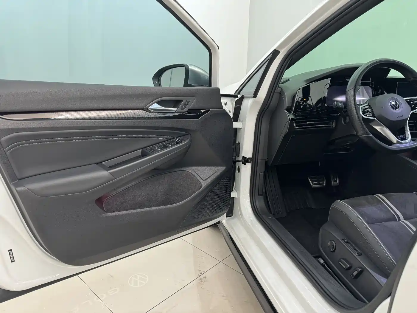 Volkswagen Golf 2023 280TSI DSG R-Line Lite фото 3