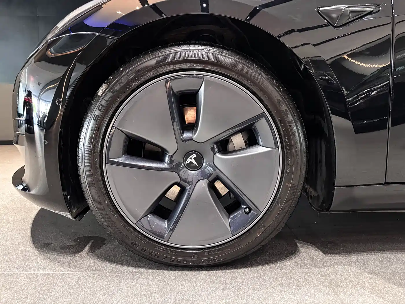 TESLA MODEL 3