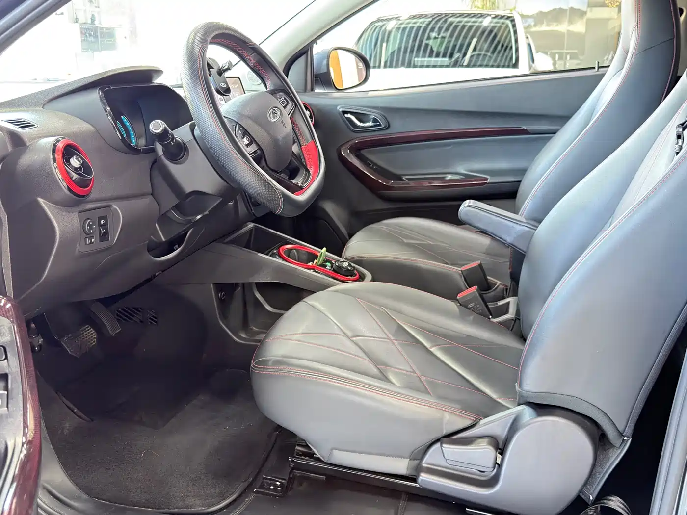 QQ New Energy Little Ant 2025 2024 Youth Edition 251km True Love Version 25.05kWh